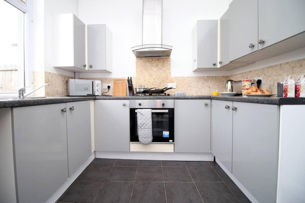 Holiday House For 7 Guests, Free Wi-Fi & Self Check-In Explore Newport Villa Exterior foto