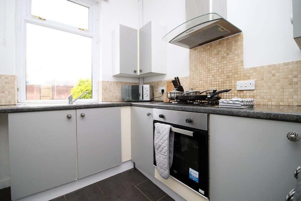 Holiday House For 7 Guests, Free Wi-Fi & Self Check-In Explore Newport Villa Exterior foto