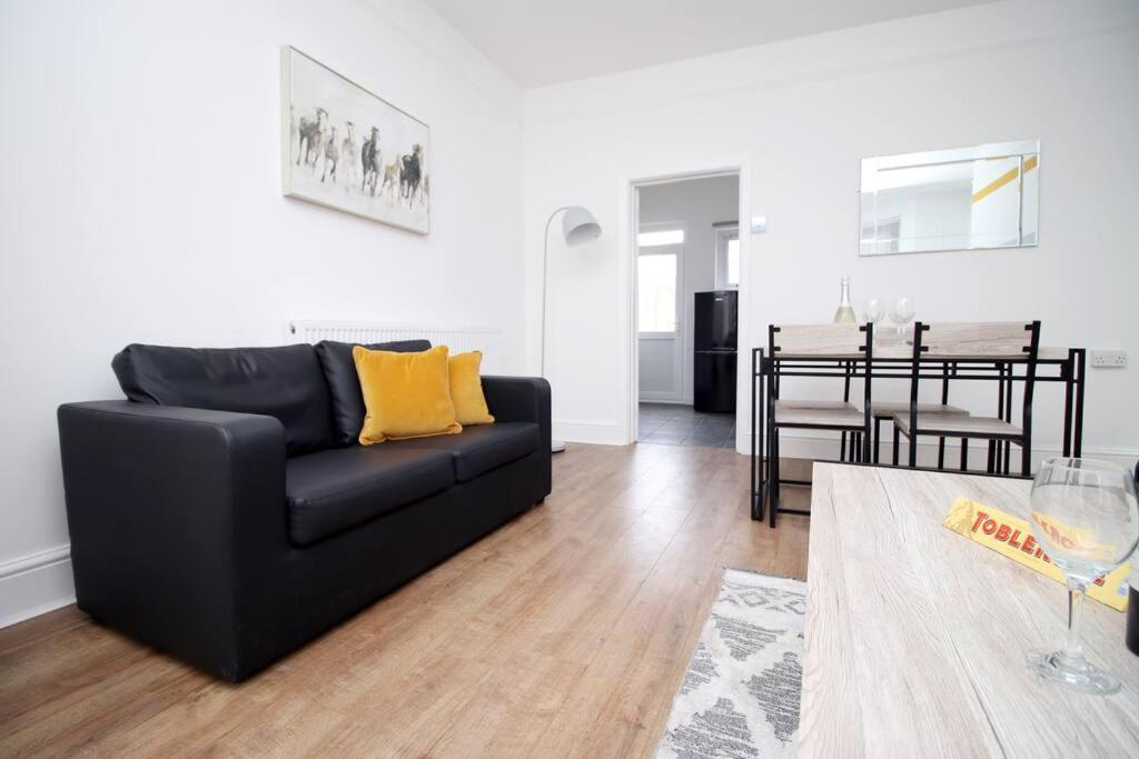 Holiday House For 7 Guests, Free Wi-Fi & Self Check-In Explore Newport Villa Exterior foto