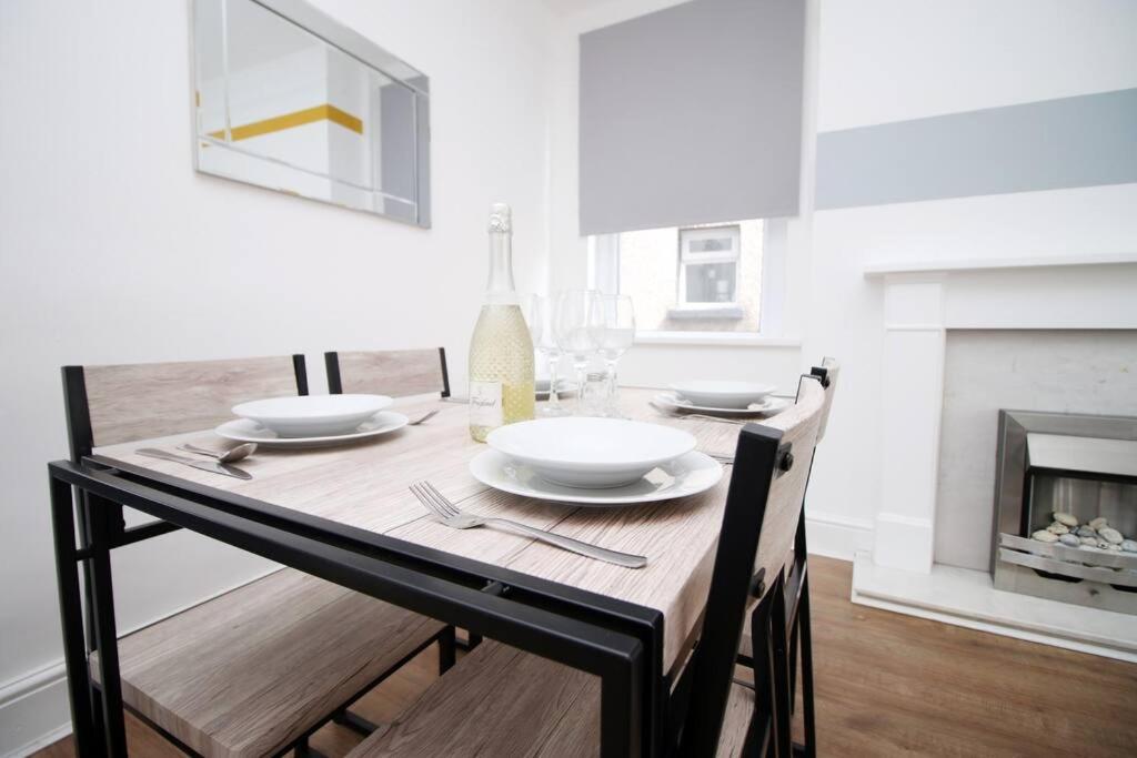 Holiday House For 7 Guests, Free Wi-Fi & Self Check-In Explore Newport Villa Exterior foto