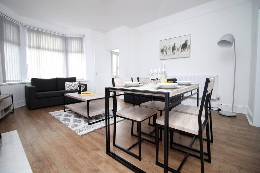 Holiday House For 7 Guests, Free Wi-Fi & Self Check-In Explore Newport Villa Exterior foto