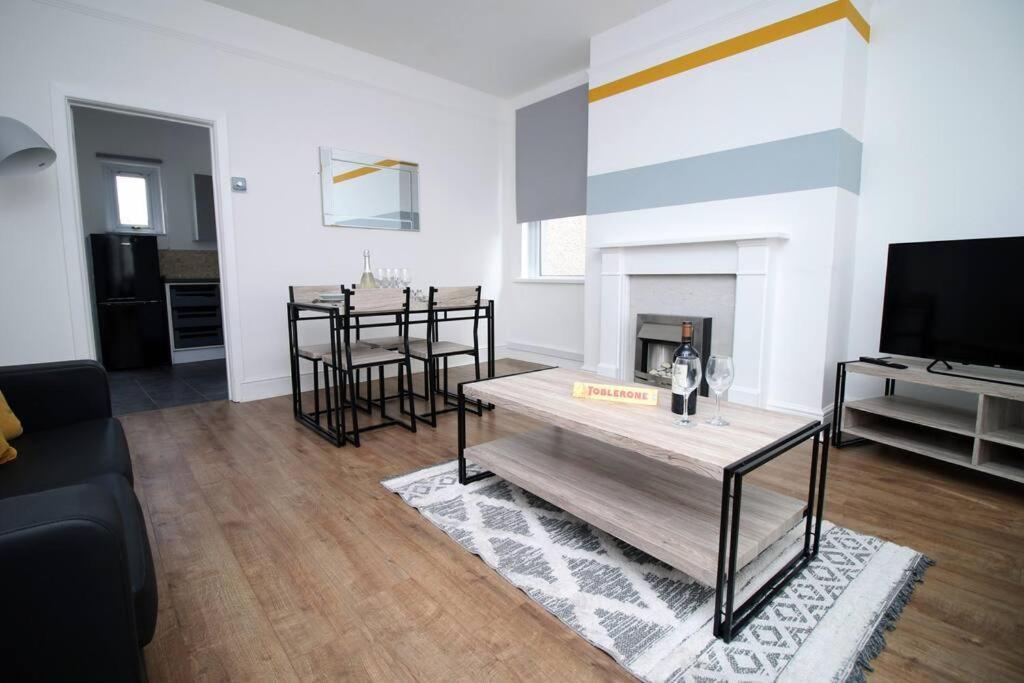 Holiday House For 7 Guests, Free Wi-Fi & Self Check-In Explore Newport Villa Exterior foto